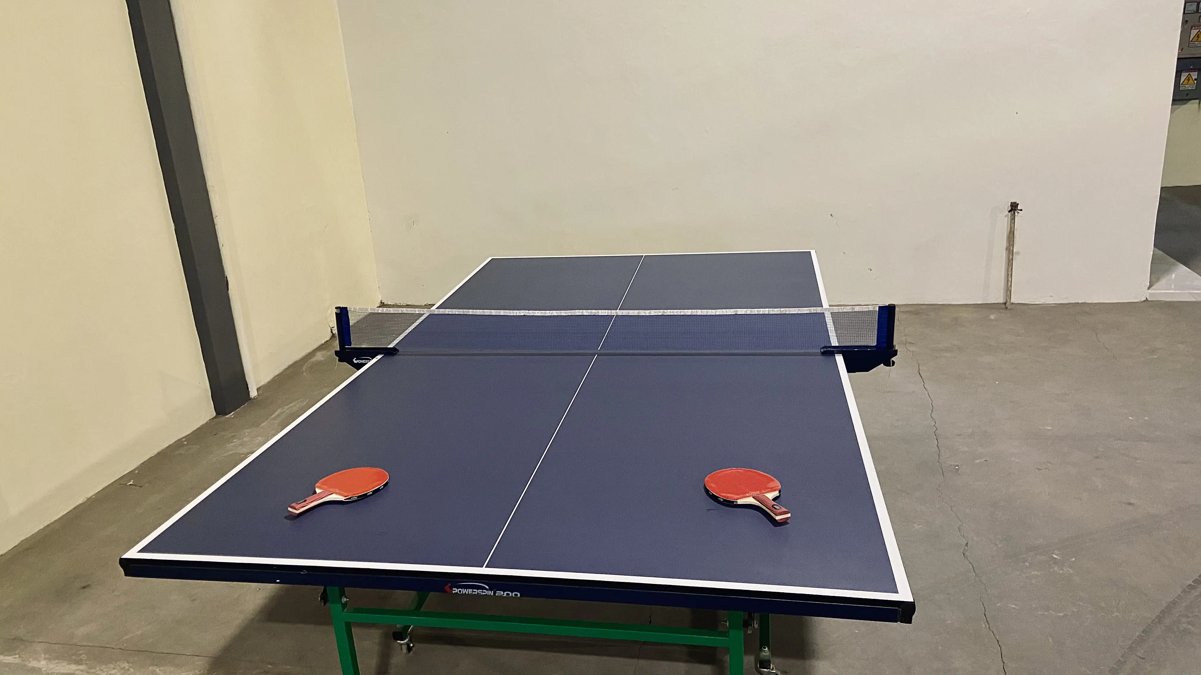 Meja tenis meja standar ITTF dan bet di arena AASC